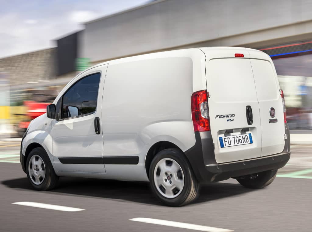 Vista trasera y lateral del Fiat Fiorino, vehículo práctico para el trabajo diario.