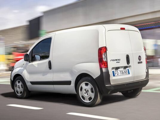 Vista trasera y lateral del Fiat Fiorino, vehículo práctico para el trabajo diario. Vista trasera y lateral del Fiat Fiorino, vehículo práctico para el trabajo diario.