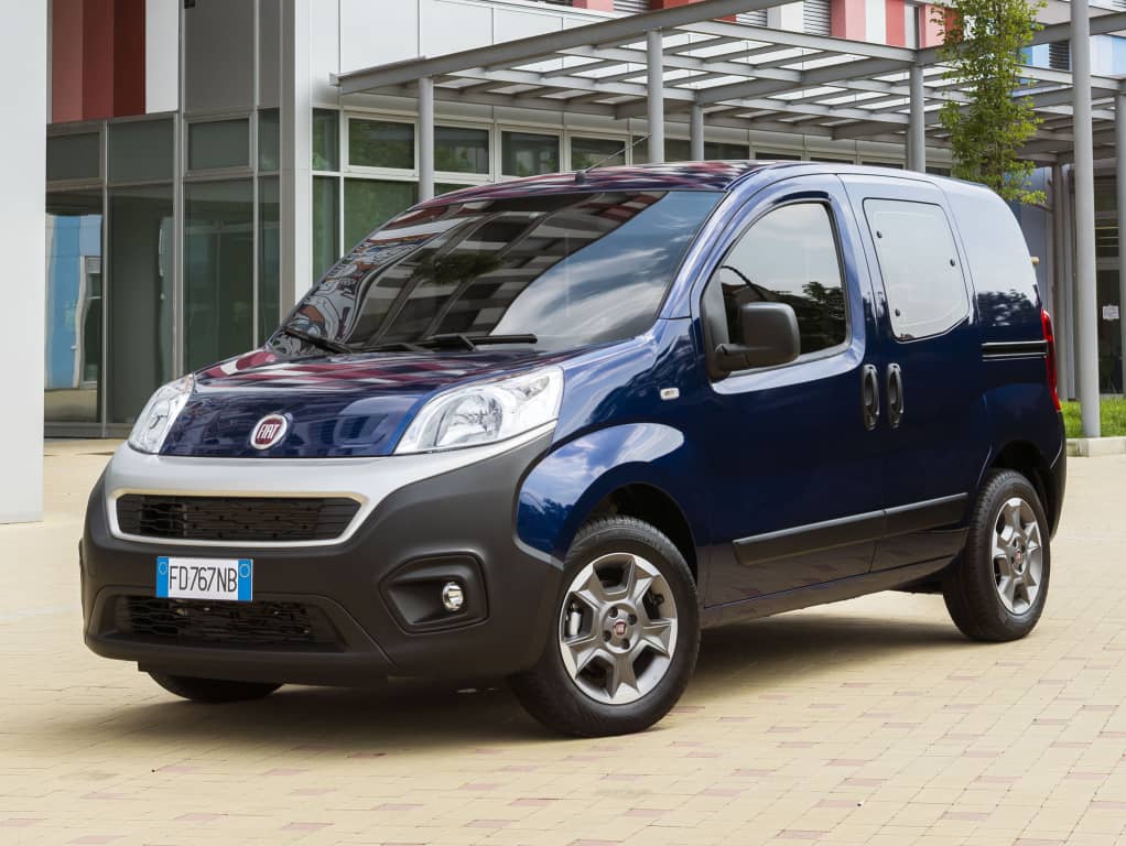 Fiorino mostrando su frontal y lateral, destacando las llantas de aleación.