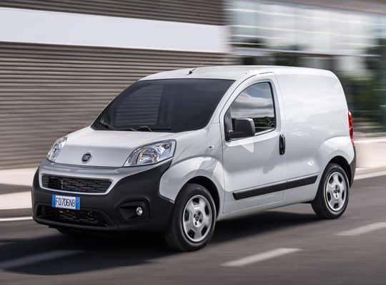 Imagen del Fiat Fiorino en movimiento mostrando su agilidad en entornos urbanos.