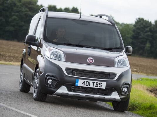 Frente del Fiat Fiorino capturado en una toma que enfatiza su robustez y diseño moderno. Frente del Fiat Fiorino capturado en una toma que enfatiza su robustez y diseño moderno.