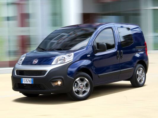 Perfil lateral del Fiat Fiorino en azul, imagen que muestra líneas claras y funcionales. Perfil lateral del Fiat Fiorino en azul, imagen que muestra líneas claras y funcionales.