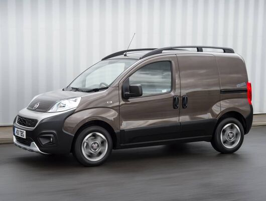 Vista lateral del Fiat Fiorino resaltando su diseño compacto y funcional. Vista lateral del Fiat Fiorino resaltando su diseño compacto y funcional.