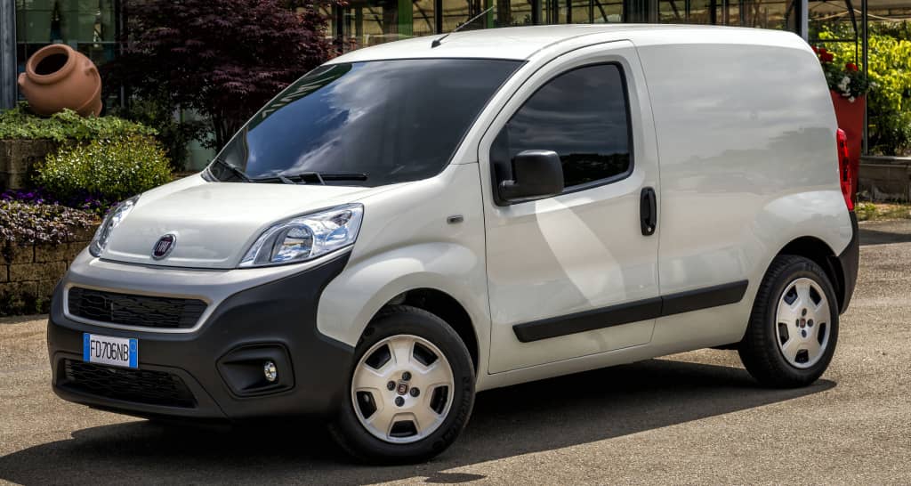 Vista lateral del Fiat Fiorino que muestra su diseño compacto y funcional.