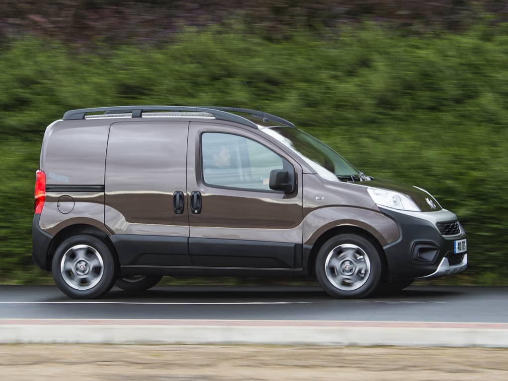 Perfil dinámico del Fiat Fiorino durante el manejo, ideal para la ciudad.