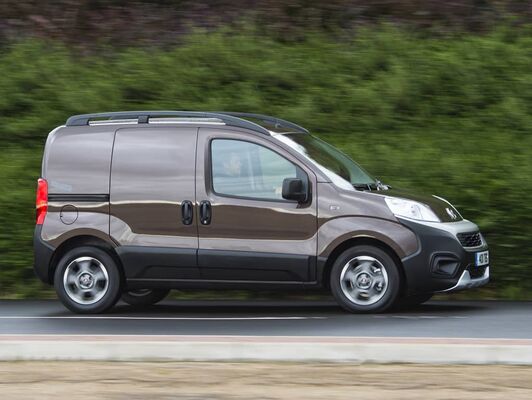 Perfil dinámico del Fiat Fiorino durante el manejo, ideal para la ciudad. Perfil dinámico del Fiat Fiorino durante el manejo, ideal para la ciudad.