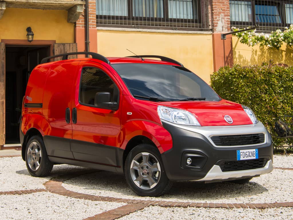 El color rojo acentúa el diseño dinámico del Fiat Fiorino en una perspectiva delantera y lateral.