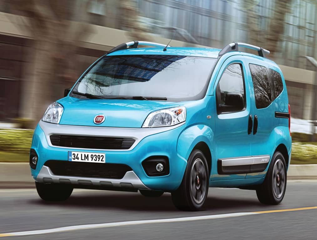 Fiat Fiorino en color turquesa, mostrando una estética fresca y juvenil.