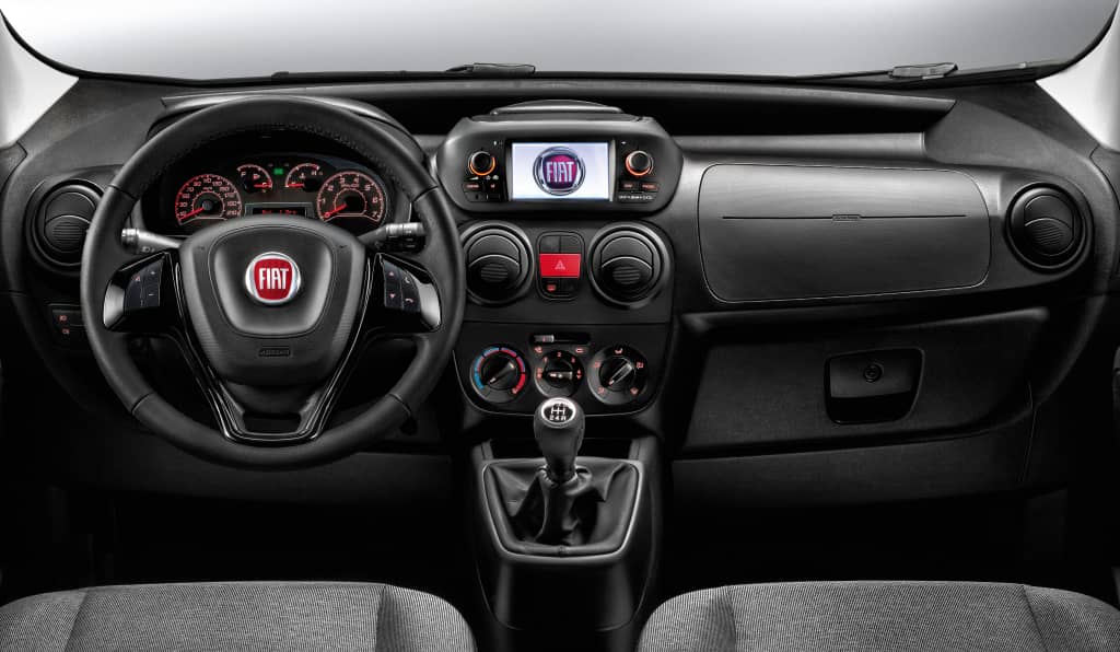 Imagen del interior del Fiat Fiorino, centrada en el volante y consola central.