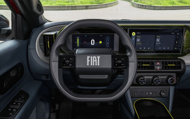 Vista de los asientos traseros del Fiat Grande Panda eléctrico, mostrando diseño. Vista de los asientos traseros del Fiat Grande Panda eléctrico, mostrando diseño.