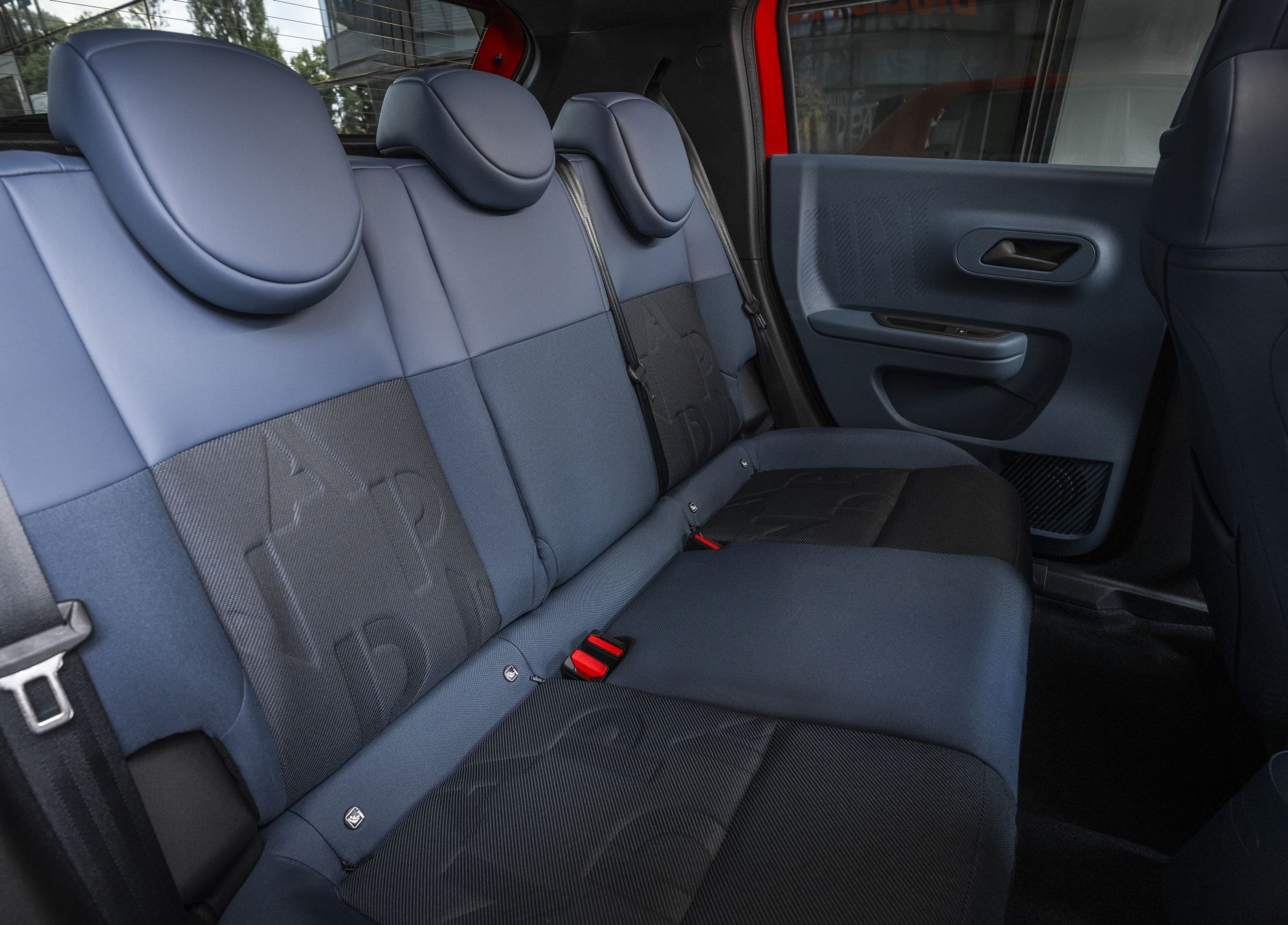 Imágenes de los asientos del Fiat Grande Panda eléctrico, comfort y modernidad.