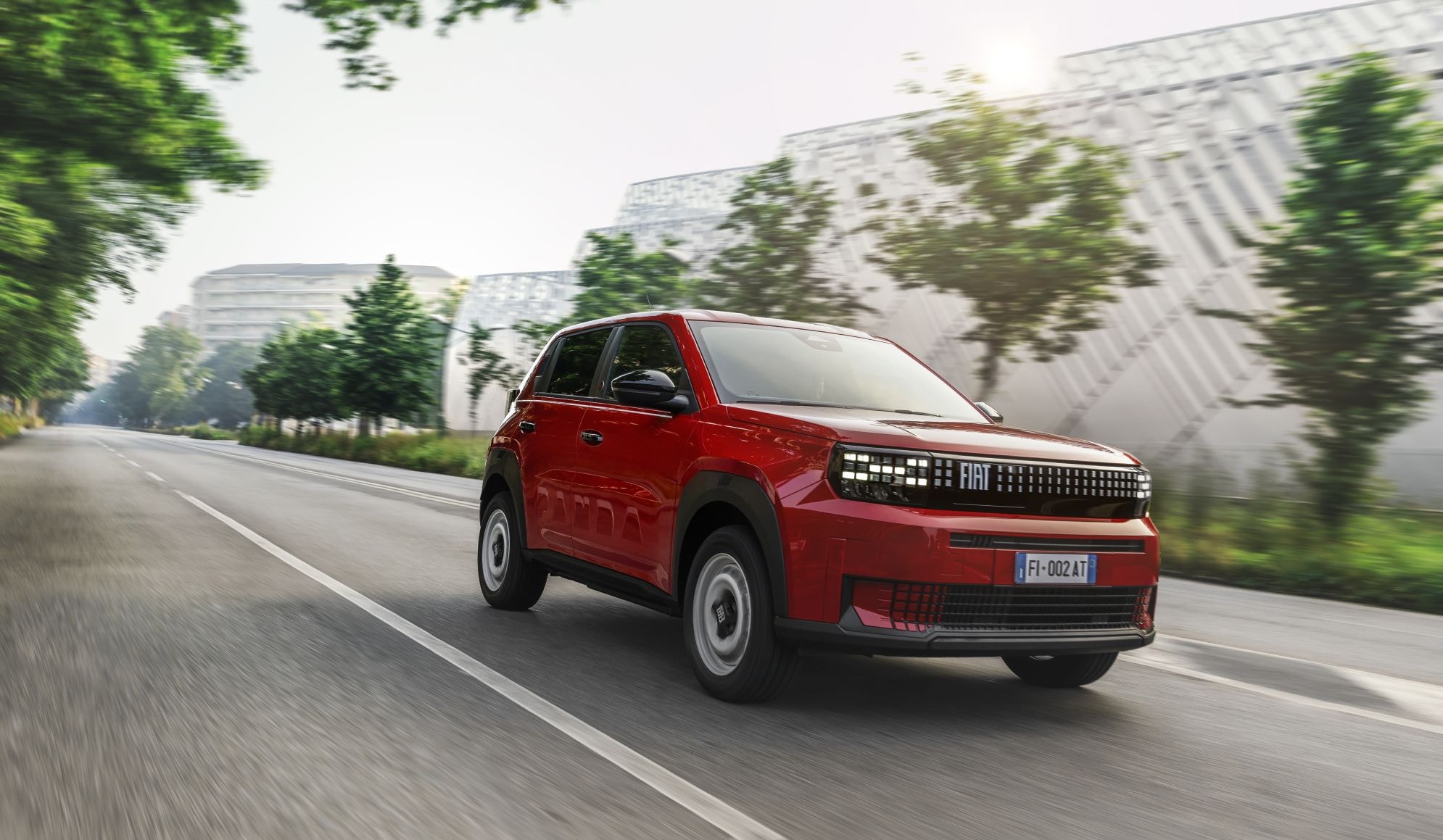 Fiat Grande Panda eléctrico en movimiento, mostrando su versatilidad en carretera.
