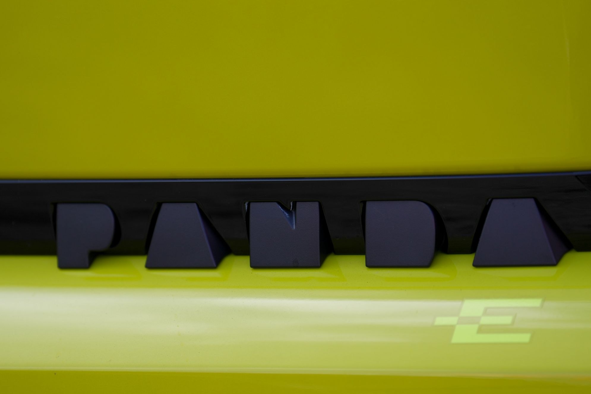 Detalle de la bandeja de almacenamiento en el interior, mostrando su diseño funcional.