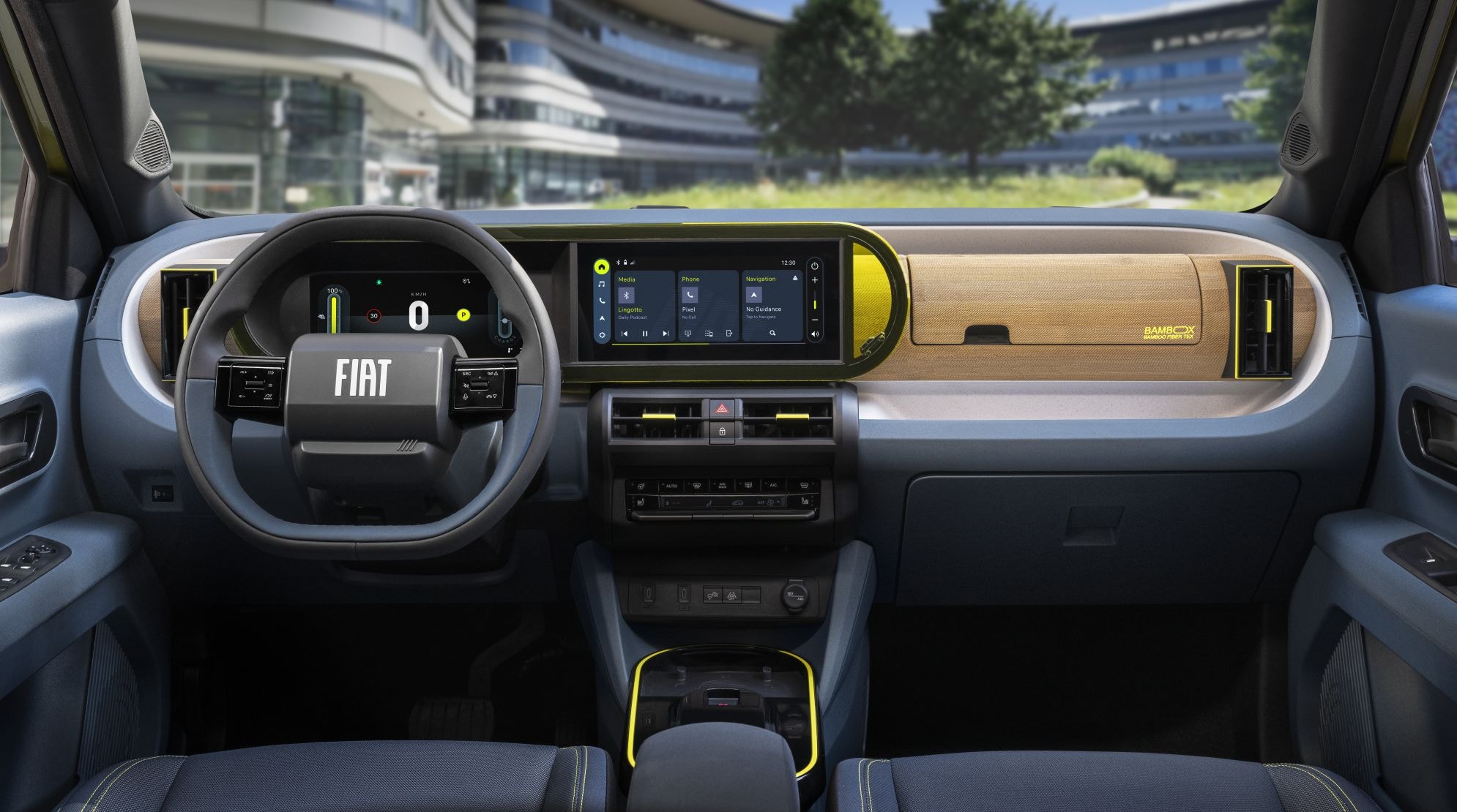 Vista trasera del Fiat Grande Panda eléctrico, con una estética minimalista y limpia.