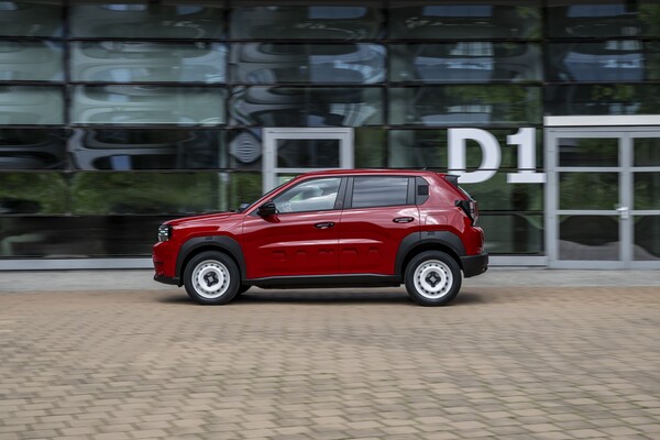 Vista frontal del Fiat Grande Panda eléctrico, destaca su diseño moderno y urbano. Vista frontal del Fiat Grande Panda eléctrico, destaca su diseño moderno y urbano.