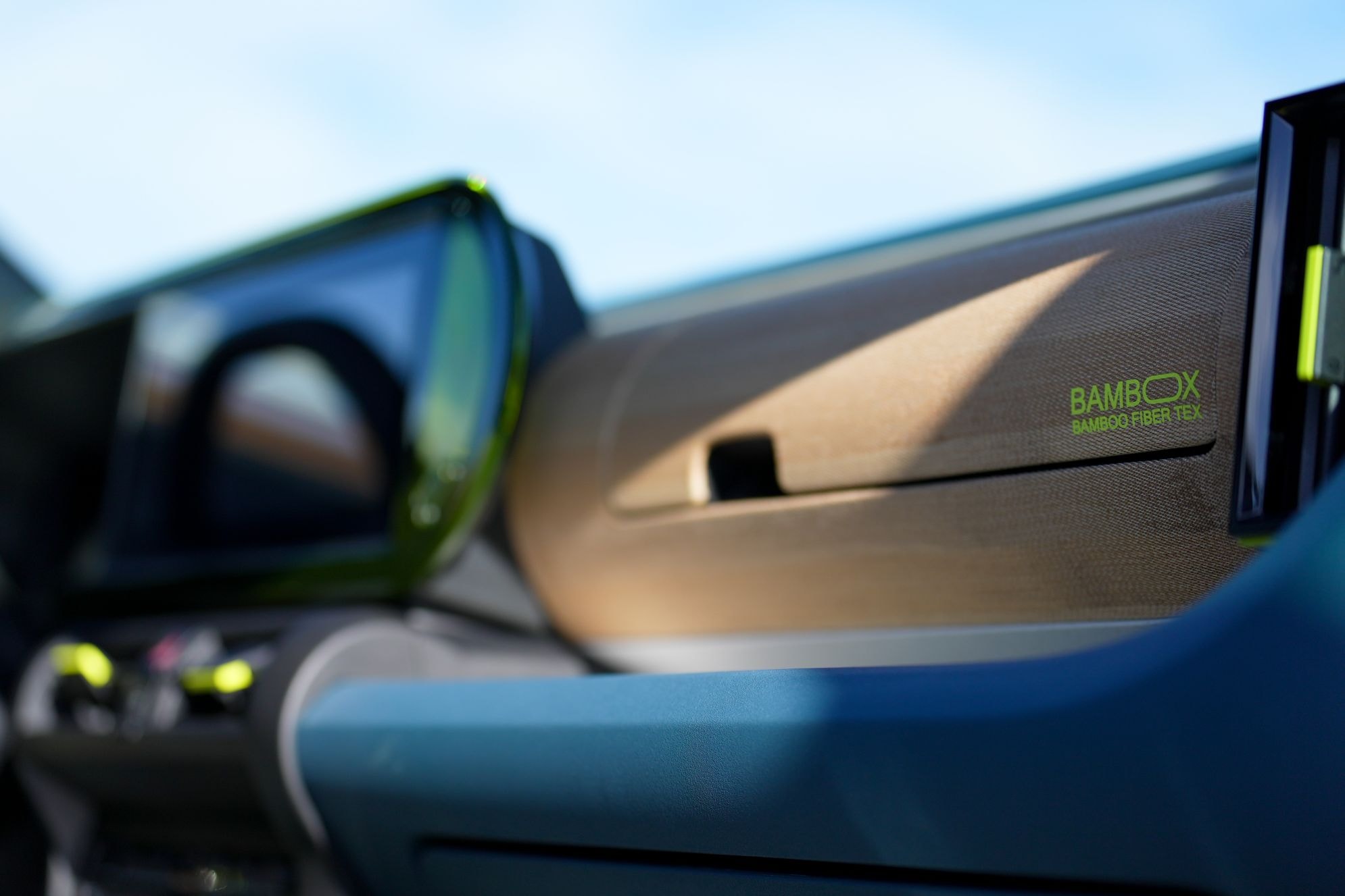 Vista frontal del Fiat Grande Panda eléctrico, resaltando su diseño audaz.