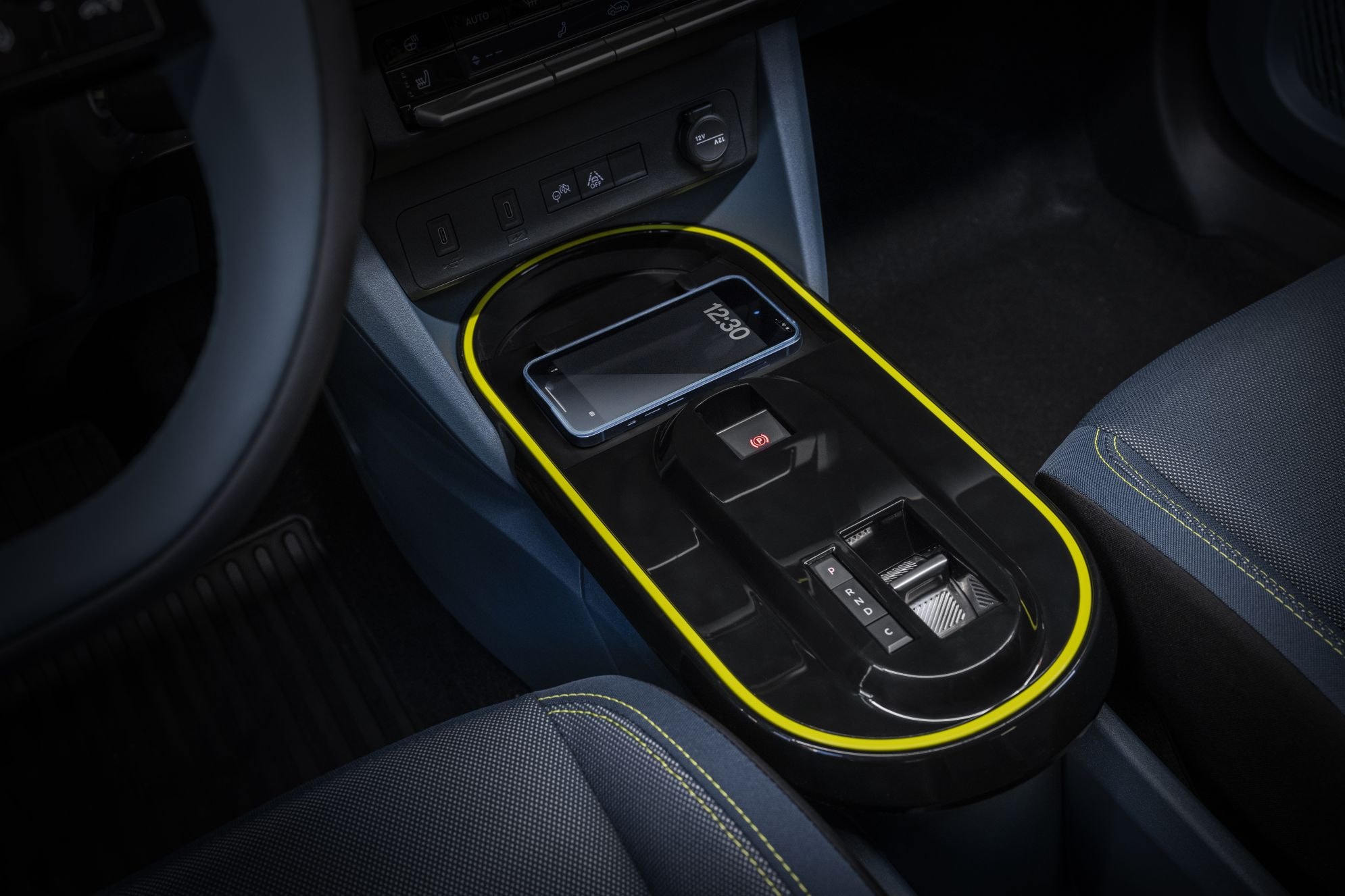 Vista frontal del Fiat Grande Panda eléctrico, con estilo distintivo y moderno.