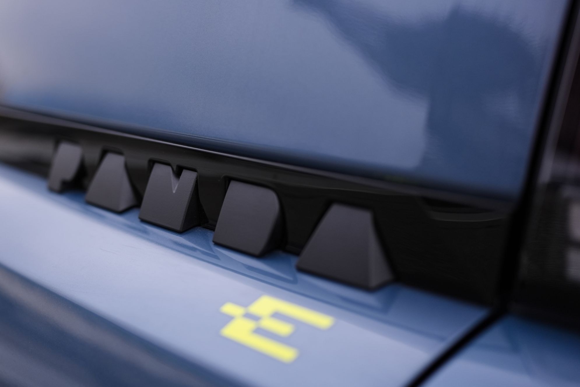 Vista lateral del Fiat Grande Panda eléctrico, exhibiendo su diseño compacto y elegante.