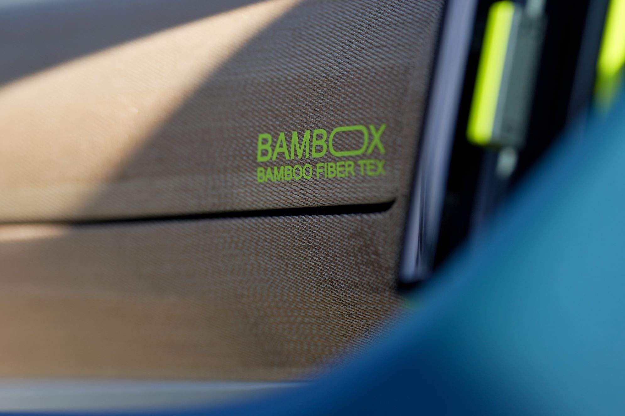 Vista del maletero del Fiat Grande Panda eléctrico, con amplio espacio para equipaje.