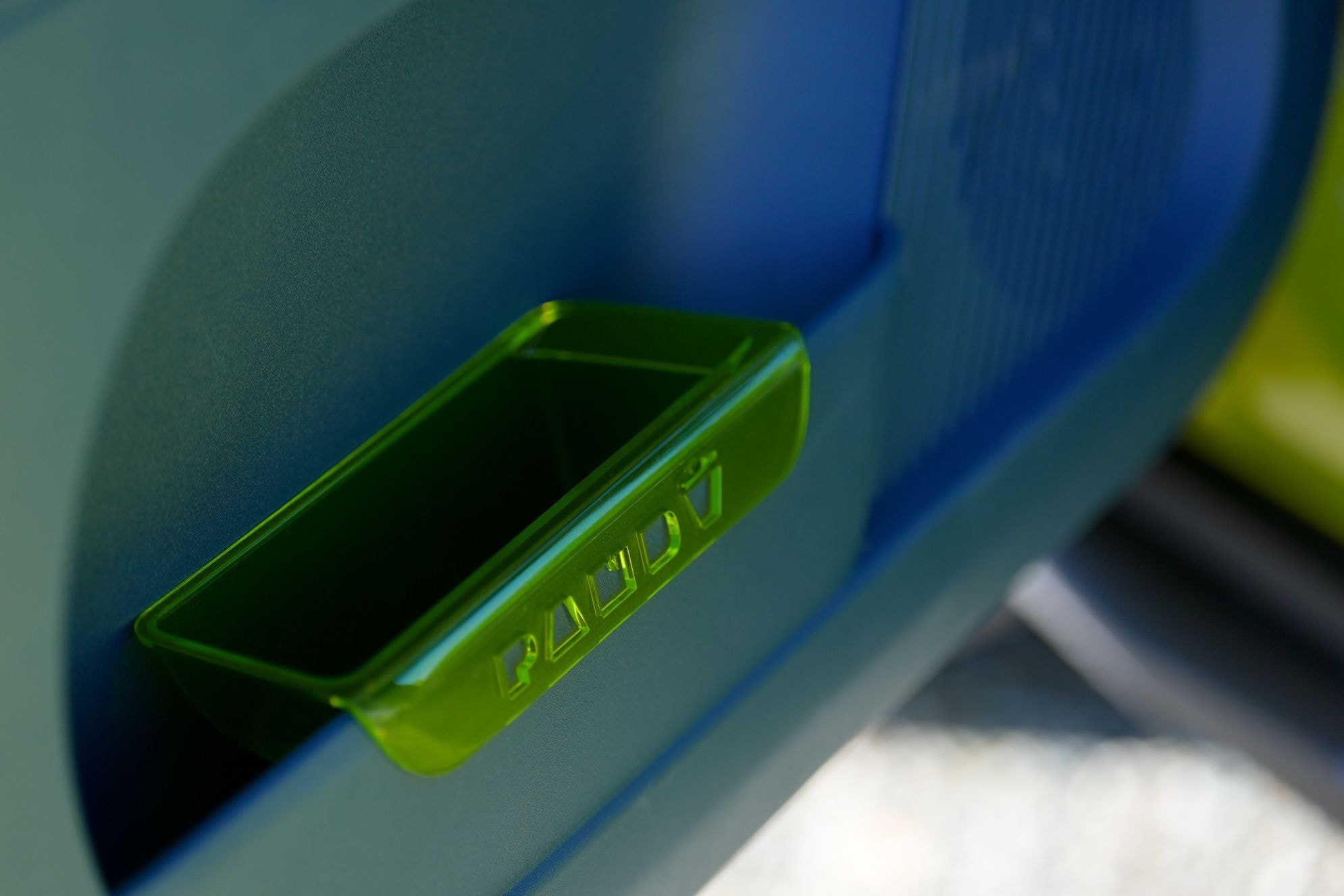 Vista trasera del Fiat Grande Panda eléctrico, destacando su diseño moderno y estilizado.