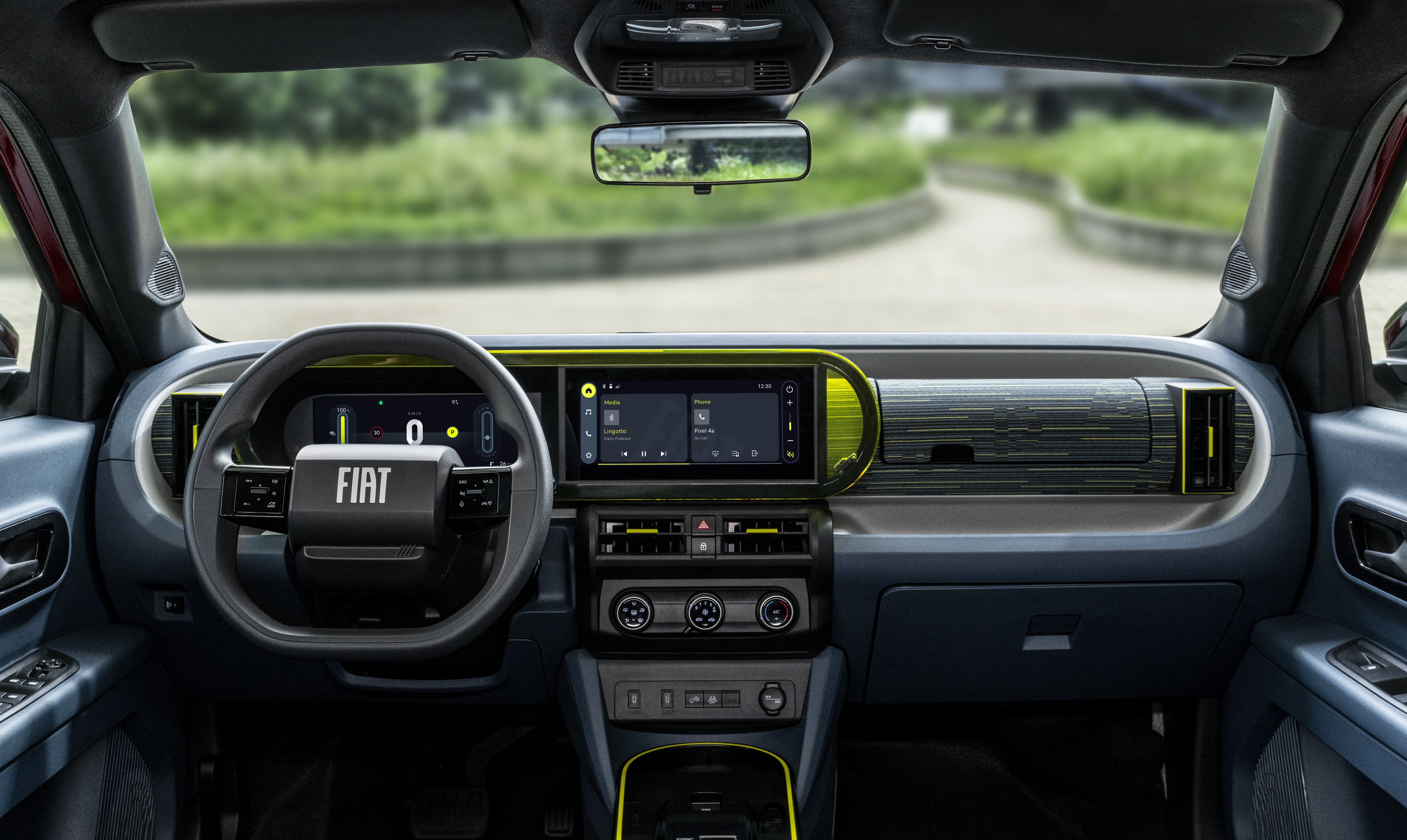 Perspectiva trasera del Fiat Grande Panda eléctrico, resaltando sus luces y líneas.
