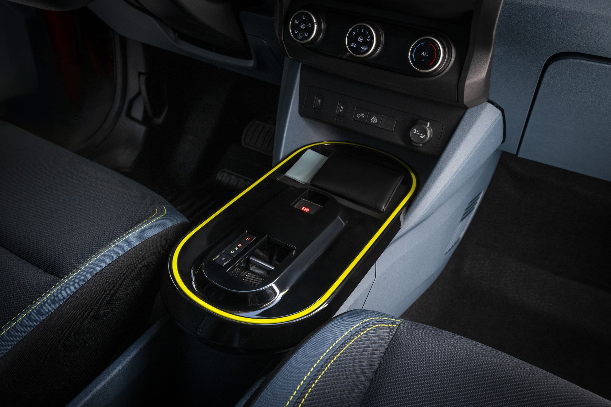 Vista del volante y tablero del Fiat Grande Panda eléctrico, con tecnología avanzada.