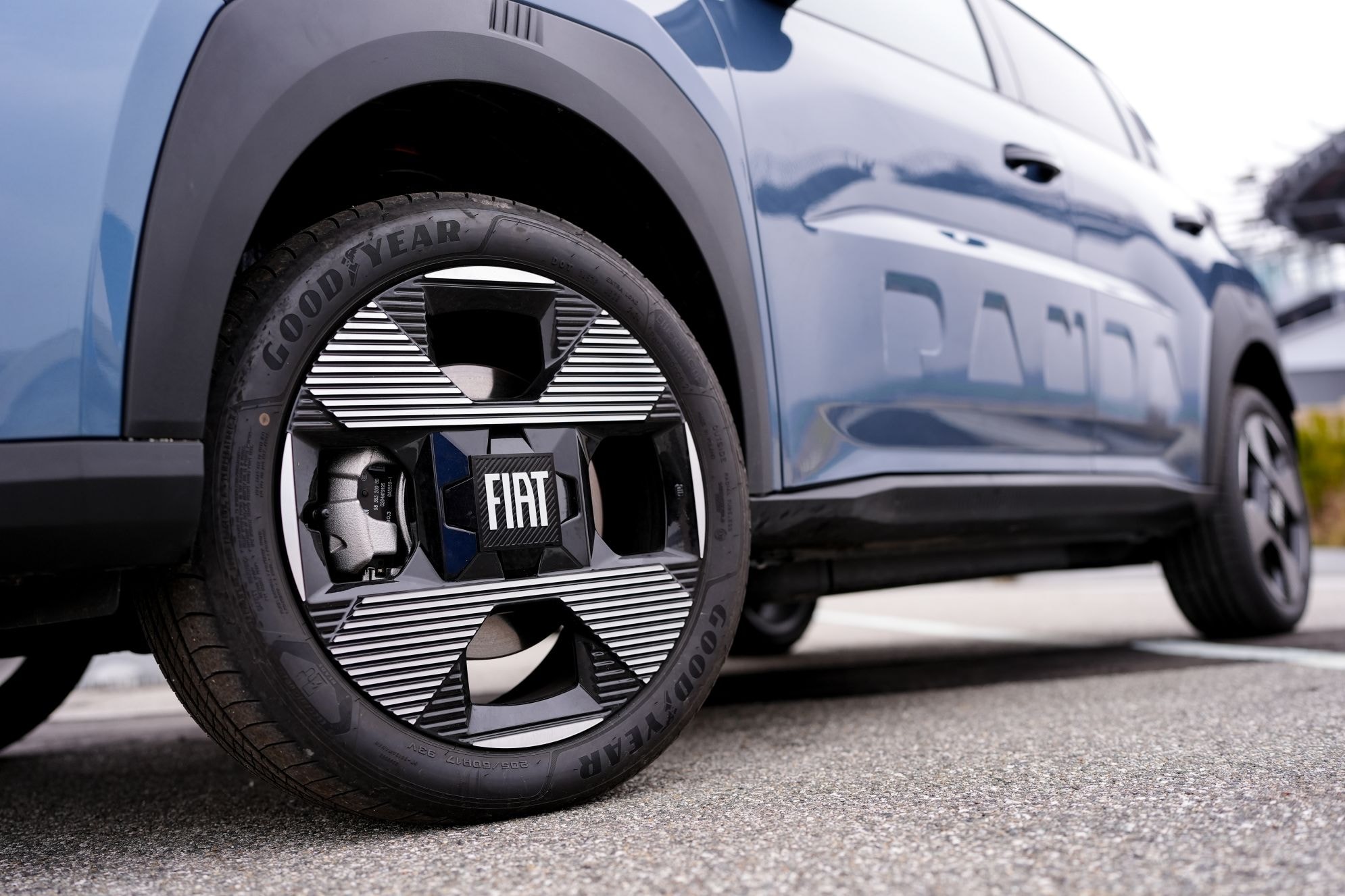 El Fiat Grande Panda en movimiento, mostrando su diseño dinámico.