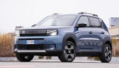 Vista trasera del Fiat Grande Panda en un entorno arquitectónico elegante. Vista trasera del Fiat Grande Panda en un entorno arquitectónico elegante.