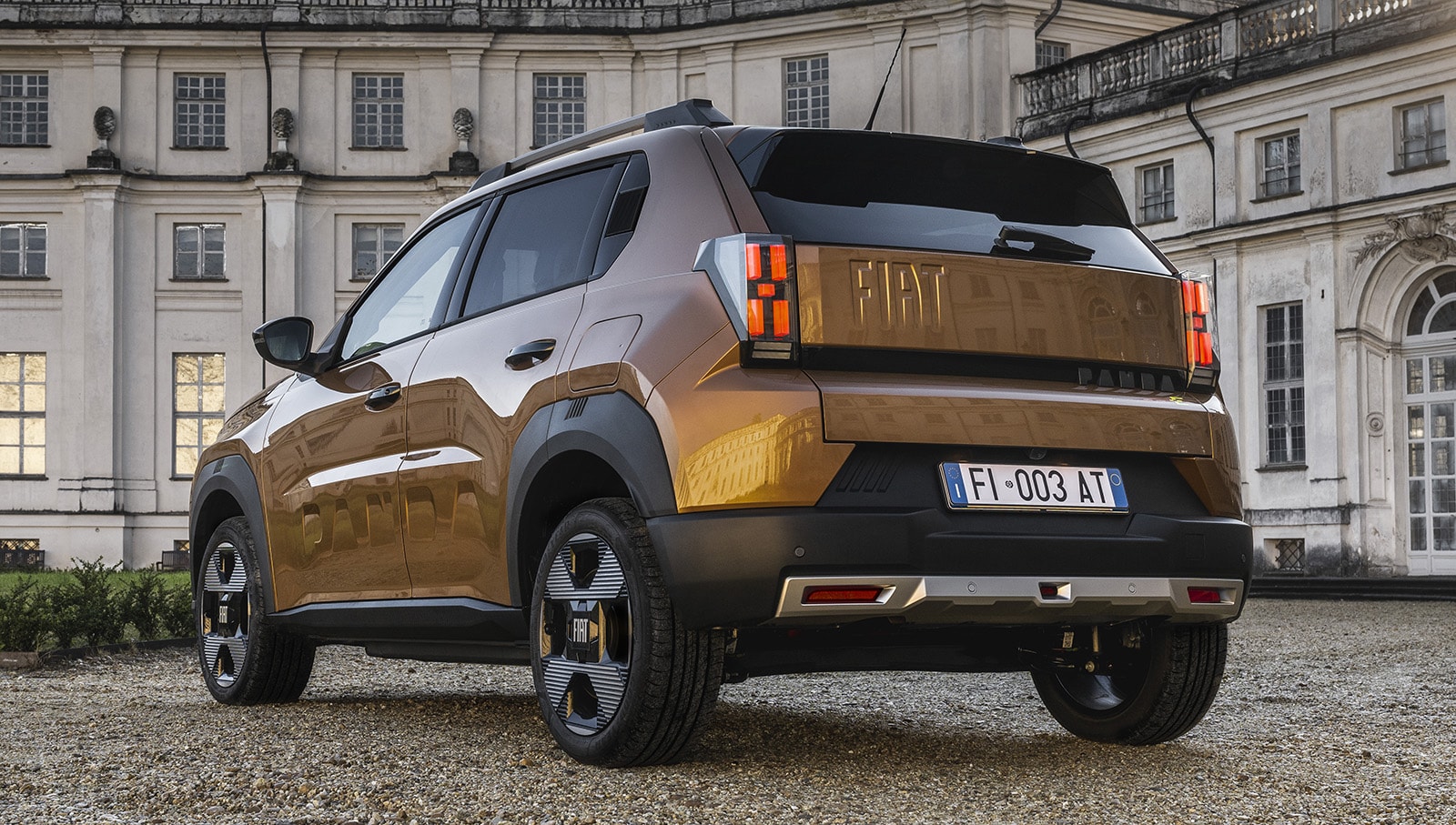 Espacioso maletero del Fiat Grande Panda con asientos abatidos.