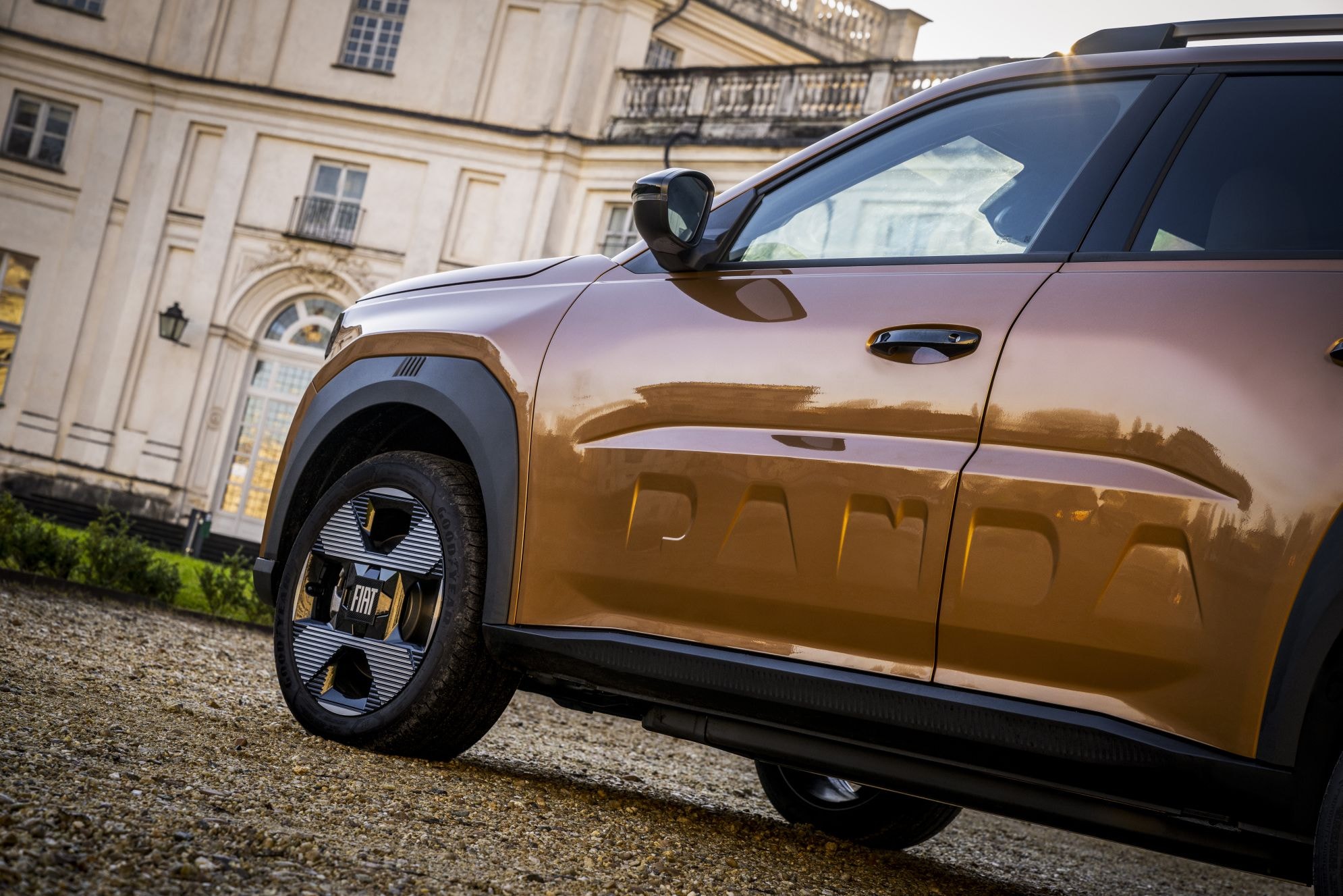 Primer plano de la rueda y llanta del Fiat Grande Panda, un diseño elegante.