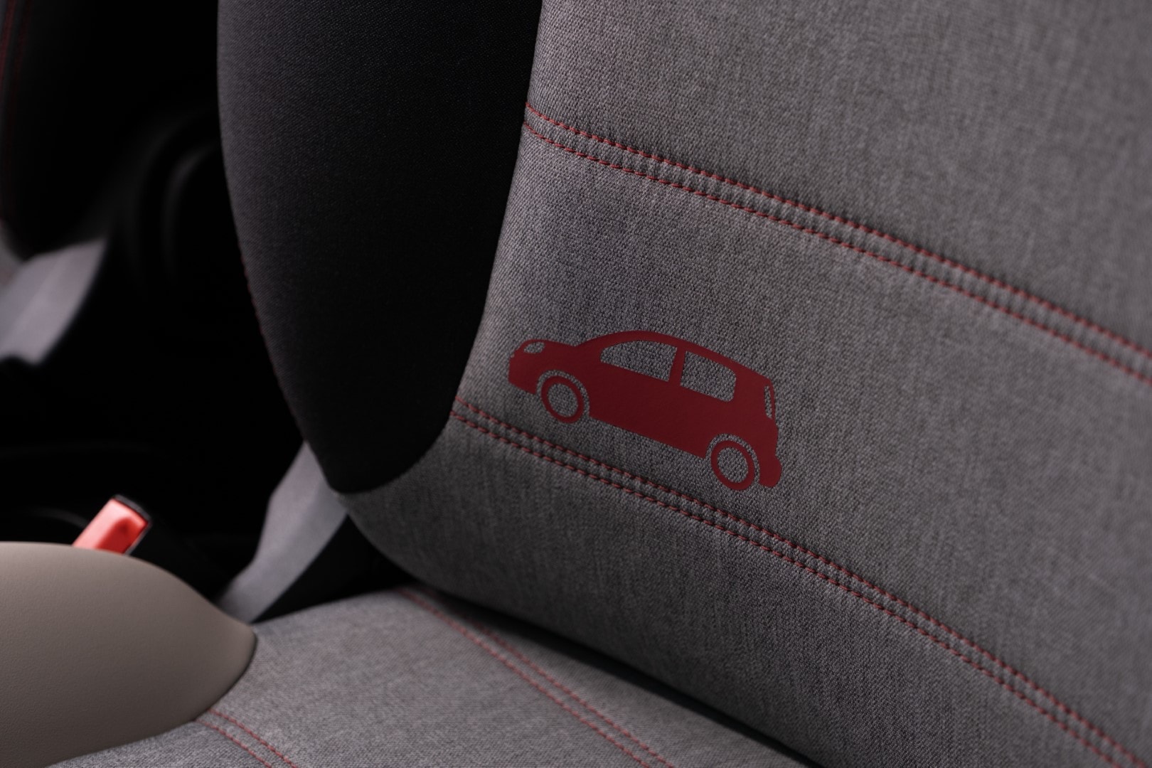 Bordado distintivo en los asientos del Panda, detalle de buen gusto.