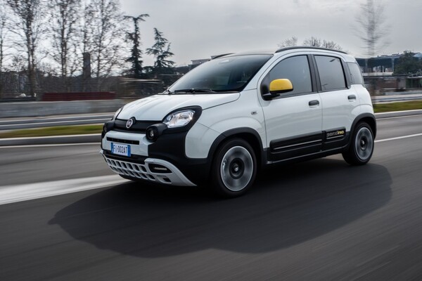 Vista lateral del Fiat Panda en movimiento, destacando su diseño urbano y compacto. Vista lateral del Fiat Panda en movimiento, destacando su diseño urbano y compacto.