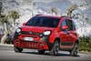 Vista frontal del Fiat Panda en carretera con montañas al fondo, destacando su proporción y diseño frontal. Vista frontal del Fiat Panda en carretera con montañas al fondo, destacando su proporción y diseño frontal.