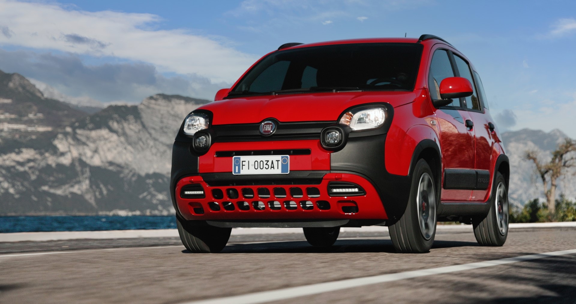Imagen dinámica del Fiat Panda, destacando su frontal robusto y diseño adaptado a todo tipo de entornos.