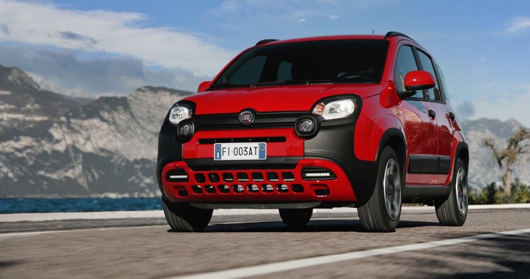 Imagen dinámica del Fiat Panda, destacando su frontal robusto y diseño adaptado a todo tipo de entornos. Imagen dinámica del Fiat Panda, destacando su frontal robusto y diseño adaptado a todo tipo de entornos.