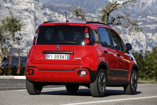 Fiat Panda visto desde atrás en la carretera, mostrando sus luces traseras y línea de diseño. Fiat Panda visto desde atrás en la carretera, mostrando sus luces traseras y línea de diseño.
