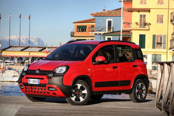 Perfil lateral del Fiat Panda aparcado en zona costera, mostrando las líneas y proporciones del vehículo. Perfil lateral del Fiat Panda aparcado en zona costera, mostrando las líneas y proporciones del vehículo.