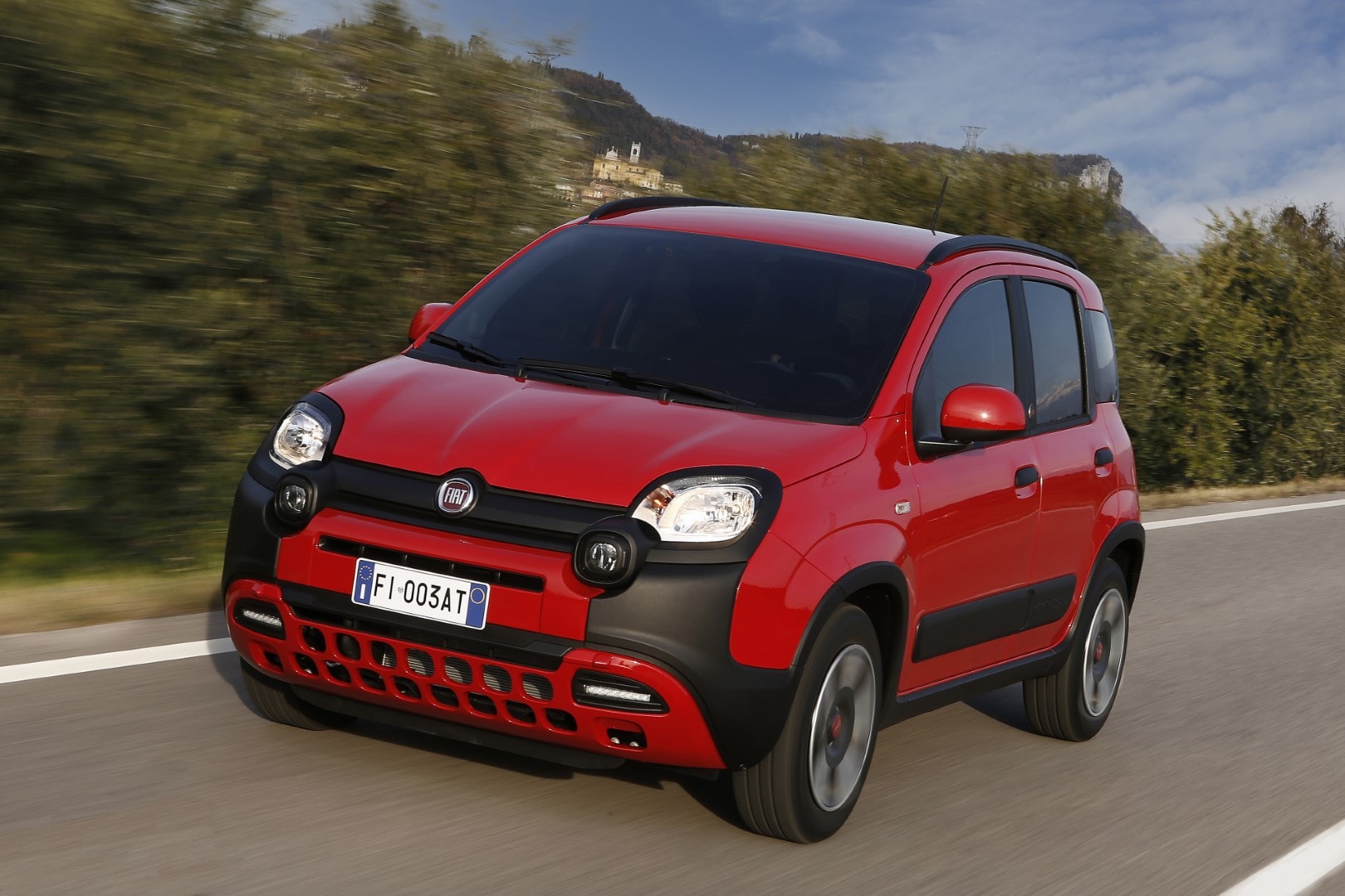 Imagen en movimiento del Fiat Panda, reflejando su diseño atractivo y juvenil.