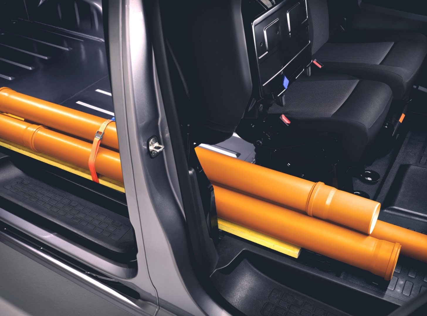 Carga segura dentro del Fiat Scudo eléctrico, haciendo uso de su espacio interior.