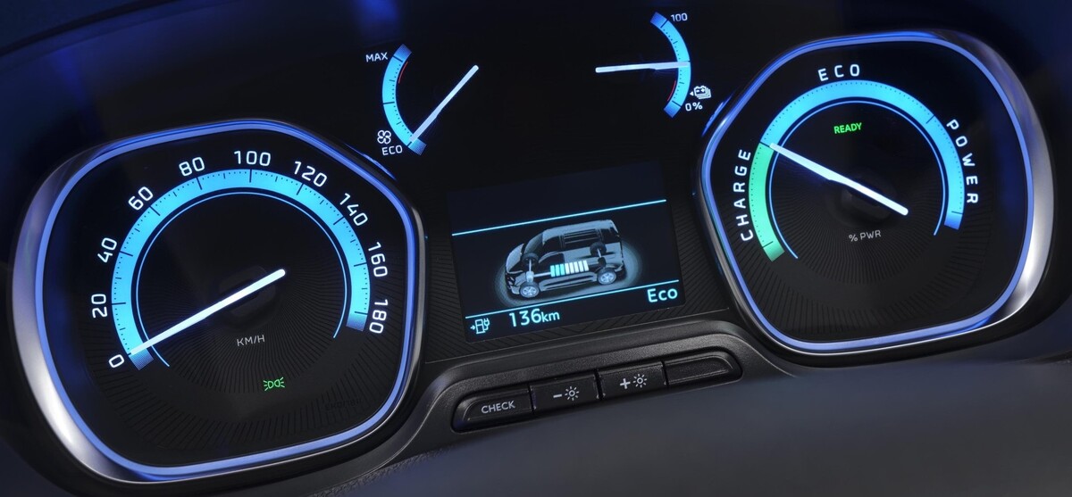 Vista del cuadro de instrumentos digital del Fiat Scudo eléctrico. Vista del cuadro de instrumentos digital del Fiat Scudo eléctrico.