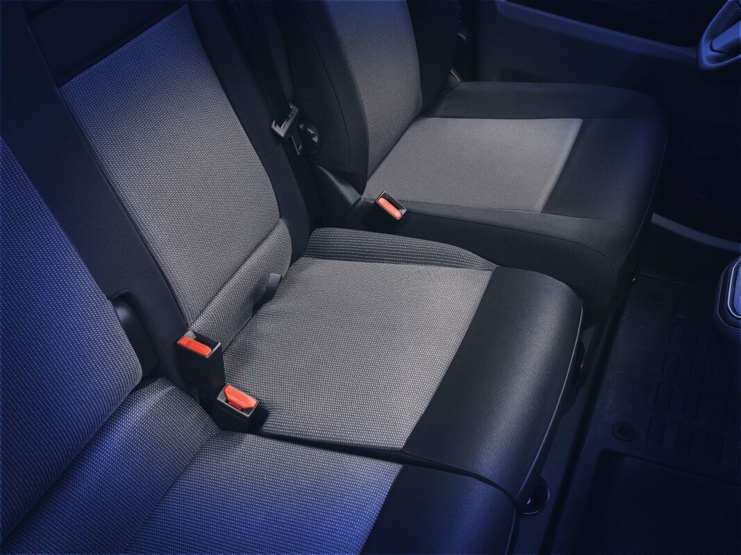 Interior del Fiat Scudo eléctrico mostrando los asientos traseros y su tapizado. Interior del Fiat Scudo eléctrico mostrando los asientos traseros y su tapizado.