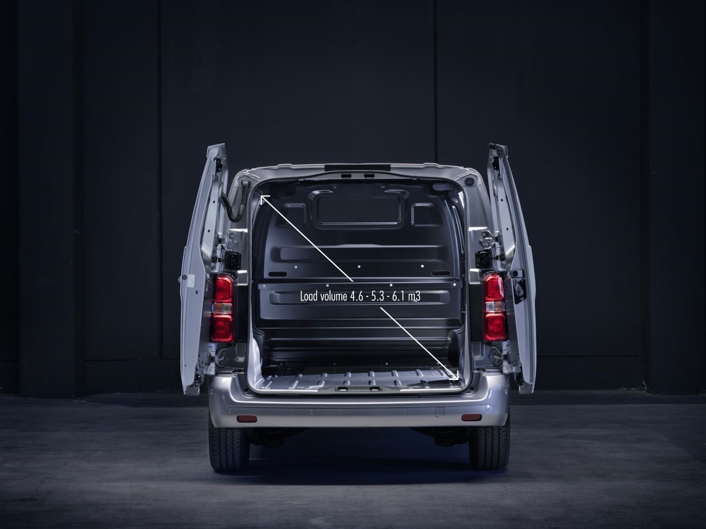 Imagen trasera del Fiat Scudo eléctrico mostrando su amplia capacidad de carga.