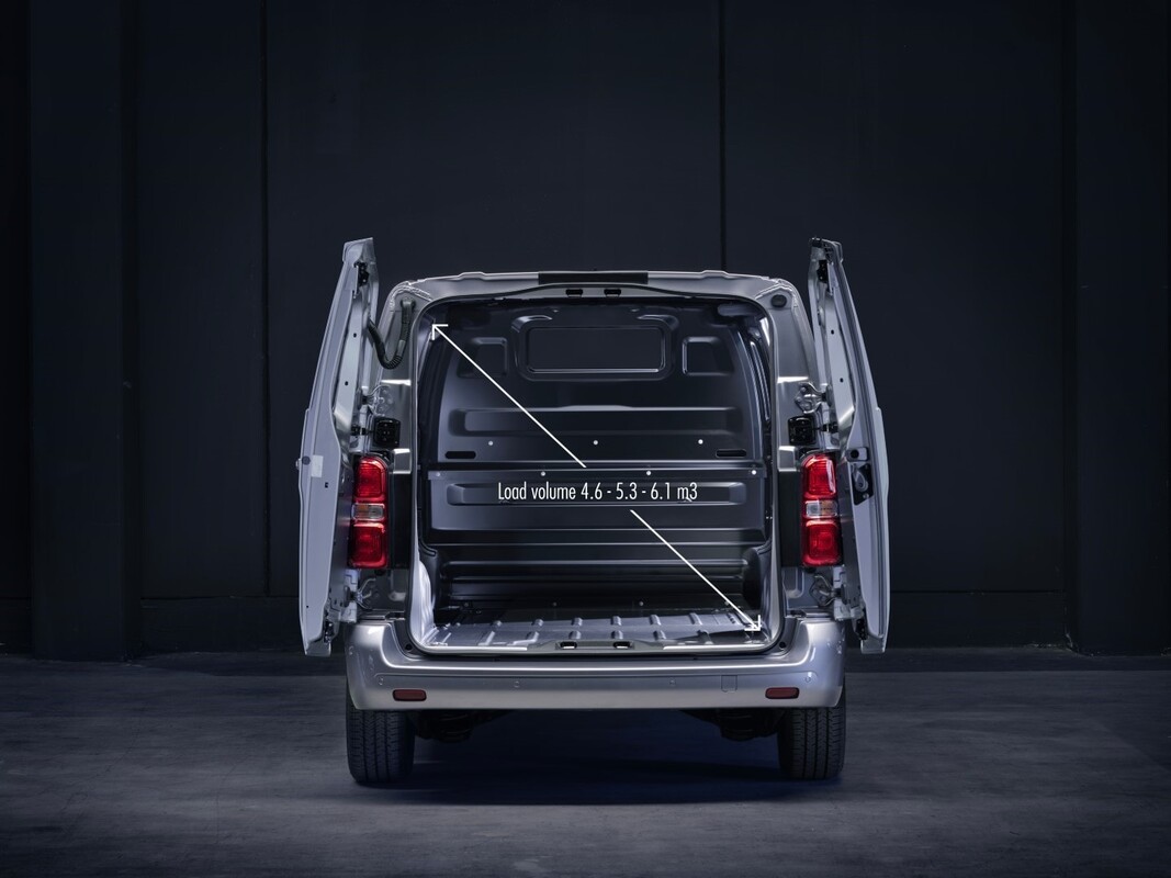 Imagen trasera del Fiat Scudo eléctrico mostrando su amplia capacidad de carga. Imagen trasera del Fiat Scudo eléctrico mostrando su amplia capacidad de carga.