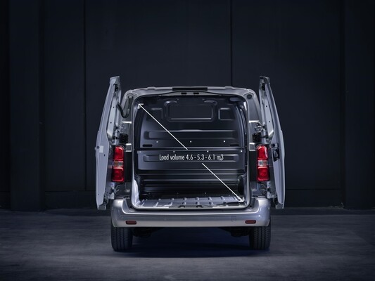 Imagen trasera del Fiat Scudo eléctrico mostrando su amplia capacidad de carga. Imagen trasera del Fiat Scudo eléctrico mostrando su amplia capacidad de carga.