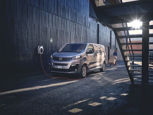 Fiat Scudo eléctrico cargando con diseño arquitectónico de fondo Fiat Scudo eléctrico cargando con diseño arquitectónico de fondo