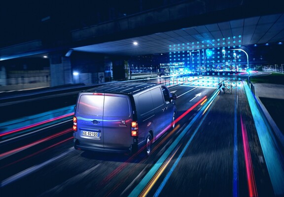 Perspectiva trasera del Fiat Scudo en movimiento por túnel de luces Perspectiva trasera del Fiat Scudo en movimiento por túnel de luces