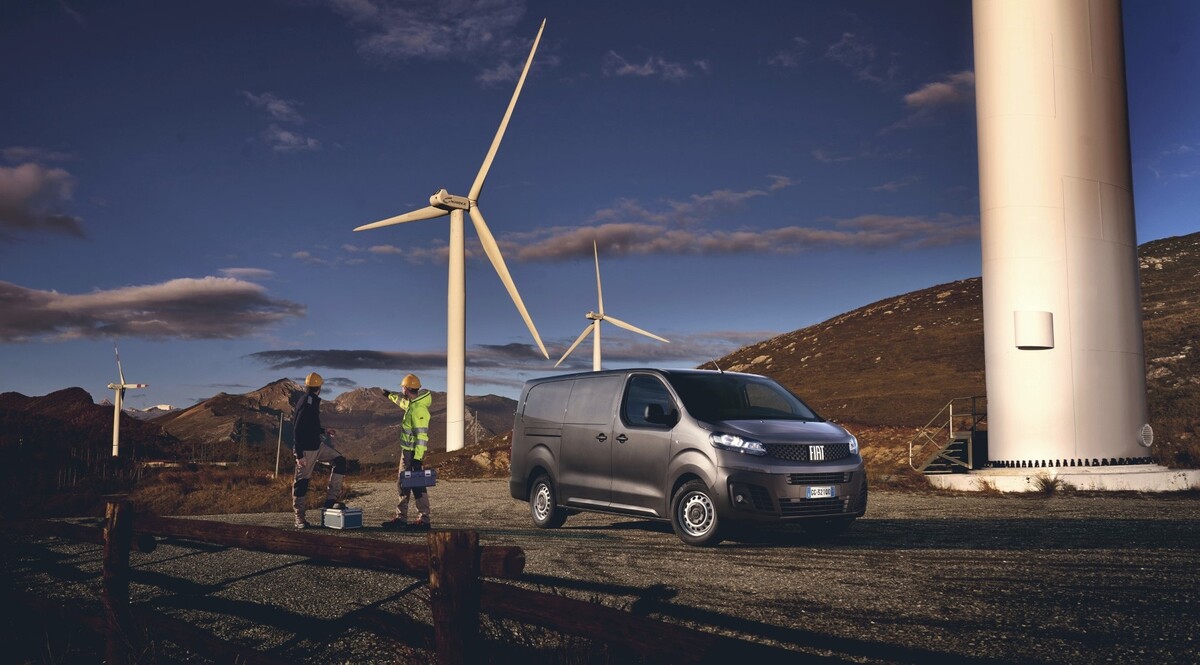 El Fiat Scudo eléctrico cerca de aerogeneradores, enfatizando su enfoque ecológico. El Fiat Scudo eléctrico cerca de aerogeneradores, enfatizando su enfoque ecológico.