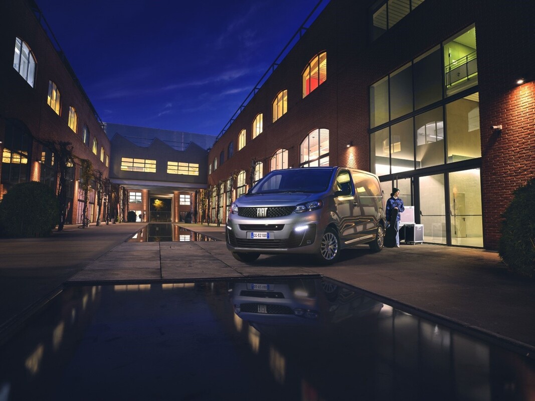El Fiat Scudo eléctrico en un ambiente urbano, destacando su frontal y lateral. El Fiat Scudo eléctrico en un ambiente urbano, destacando su frontal y lateral.