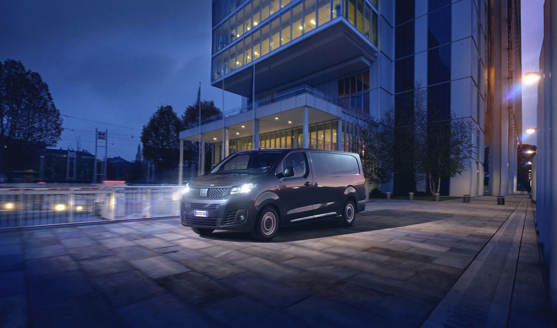 Fiat Scudo desplazándose por entorno urbano nocturno