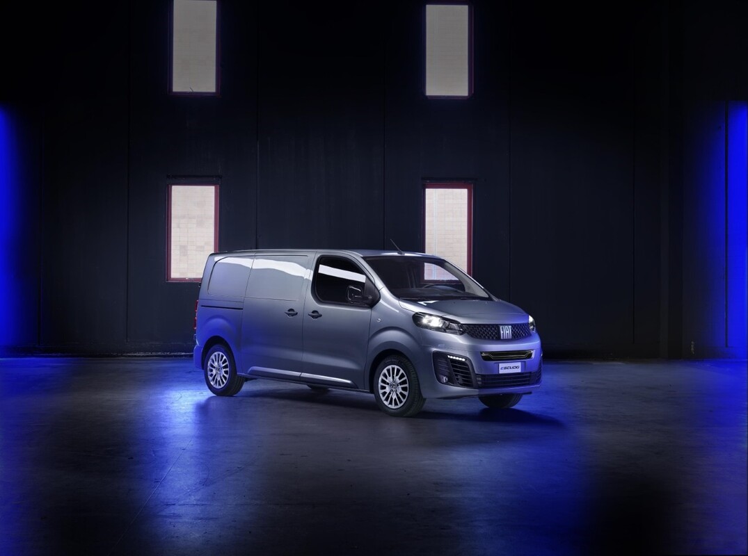 Imagen del Fiat Scudo eléctrico versión compacta con enfoque lateral Imagen del Fiat Scudo eléctrico versión compacta con enfoque lateral